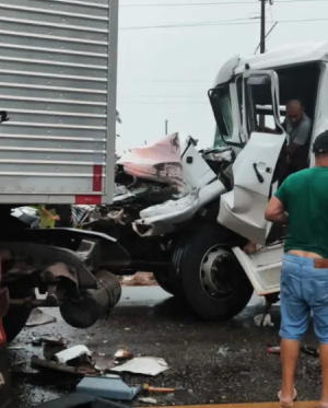 Colisão frontal entre caminhões deixa duas pessoas feridas